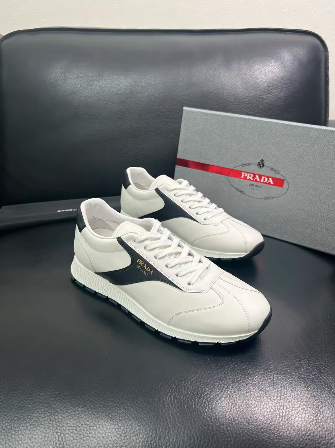 P440 38-45 Prada Prada’s new men’s leather sneakers, the highest version on the market, any comparison is welcome🆚! The original leather has excellent texture and is super high-end! Fetal sheep net lining imported from Italy, removable pad! Luxurious materials and fine workmanship, highly recommended! No. 058